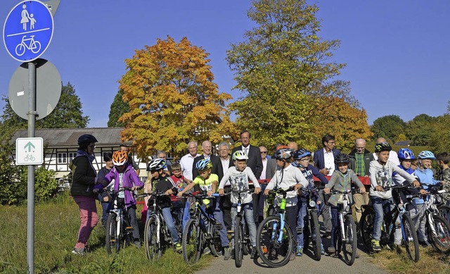 Freude auch bei jungen Bottenauern ber die neuen Radwegekilometer   | Foto: Hubert Rderer