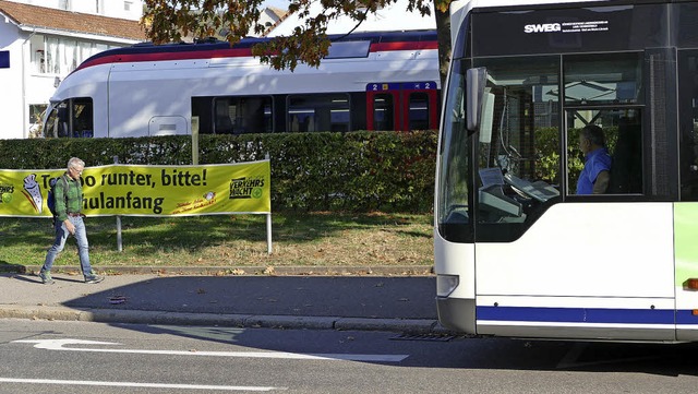 Ein Stadtbus der umstrittenen Linie 9 ...e S-Bahn stehen am Stettener Bahnhof.   | Foto: Peter Gerigk