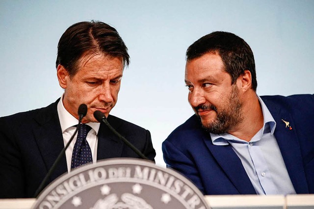 Giuseppe Conte (links), Ministerprsid...ung ihres schuldenbelasteten Haushalts  | Foto: dpa