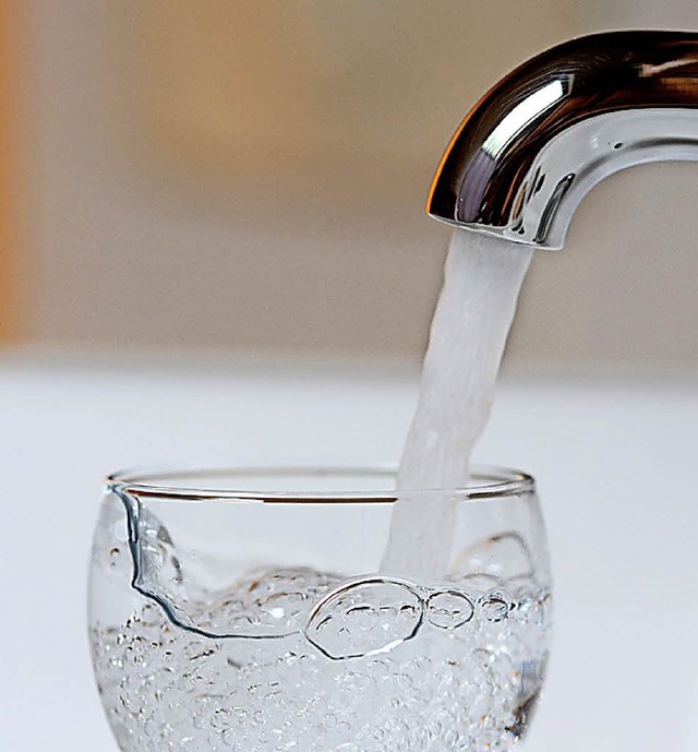 Der Wasserverband erhht die Wassergebhr auf 59 Cent.   | Foto: dpa