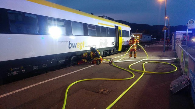 In Bad Sckingen am Bahnhof hat ein Tr...erwehr hat den Brand bereits gelscht.  | Foto: BZ Bad Sckingen