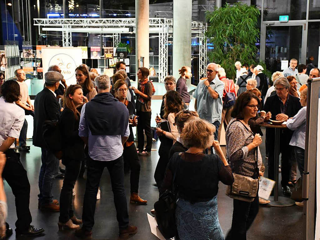 Das Burghof-Foyer war bei der Projektprsentation ein Markt der Mglichkeiten.