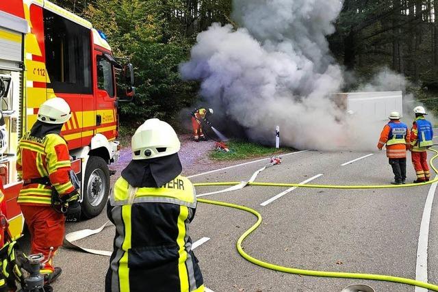 Traktor brennt zwischen Rippolingen und Bad Säckingen aus