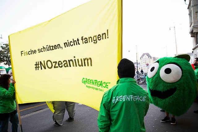 Greenpeace-Aktivisten protestierten am...r Rathaus gegen das Ozeaniums-Projekt.  | Foto: TINO KONINO