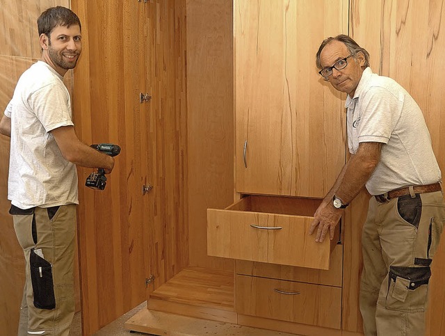 Robert Schmidt (links) und sein Vater ... beim Herstellen eines neuen Schrankes  | Foto: Jrgen Schweizer