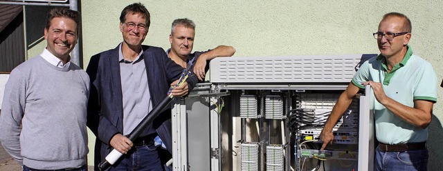 Das schnelle Internet ist freigeschalt...uick und Siegfried Bcherer (Telekom).  | Foto: Privat