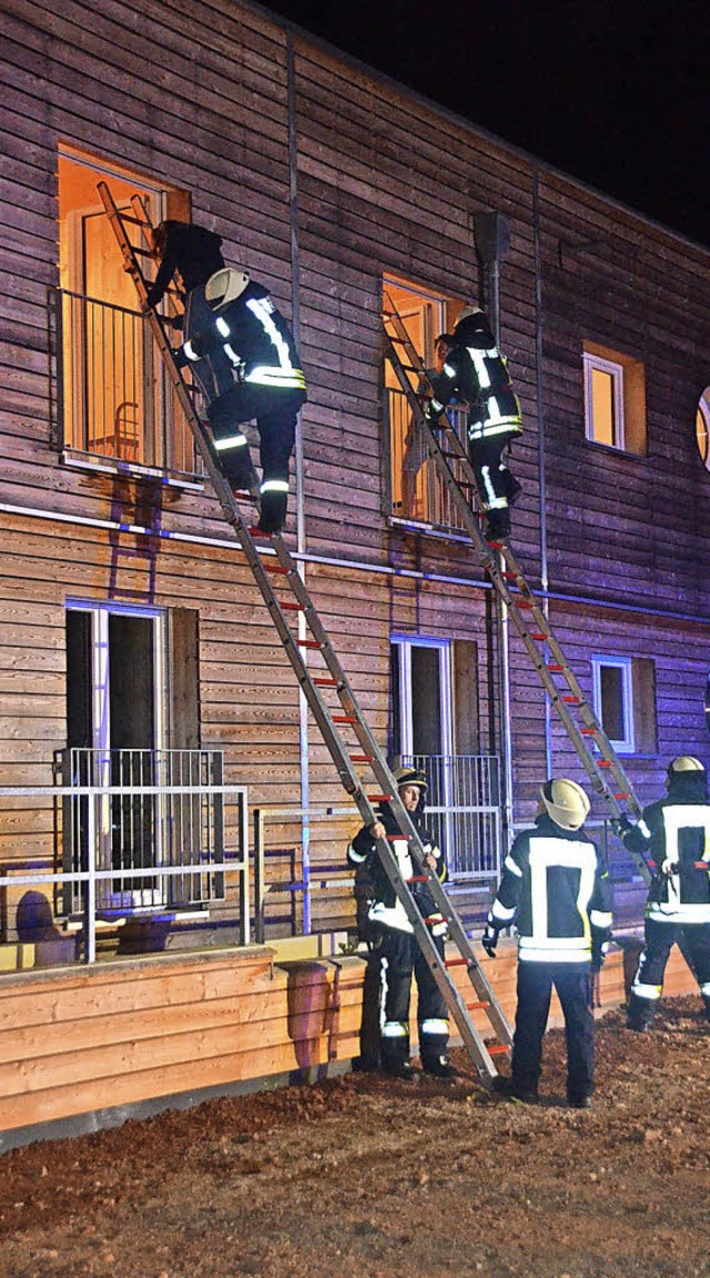 Die neue Flchtlingsunterkunft war Sch...er Feuerwehr Rheinhausen am Dienstag.   | Foto: Jrg Schimanski