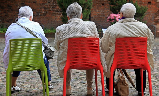 Die Gesellschaft wird lter, was etlic...afischen Wandel konstruktiv umzugehen.  | Foto: Dpa