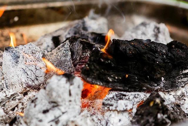 Rheinfelden: Glimmende Kohle führt zu Hüttenbränden