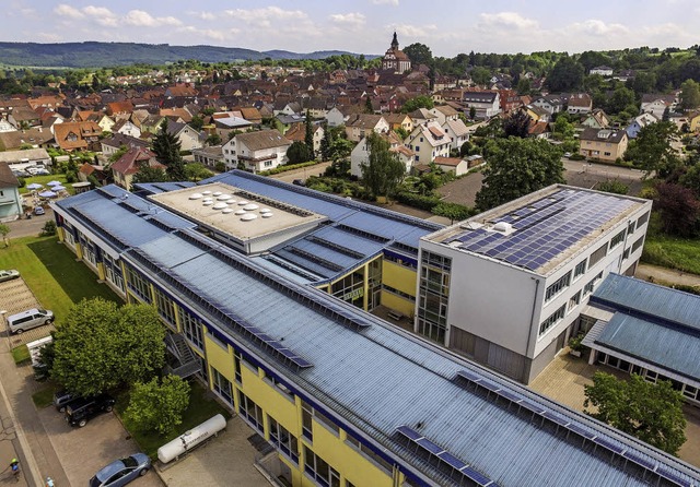 Auf dem Dach des Bildungszentrums inve...nzwischen die Brgerenergie Ettenheim.  | Foto: Stadt Ettenheim