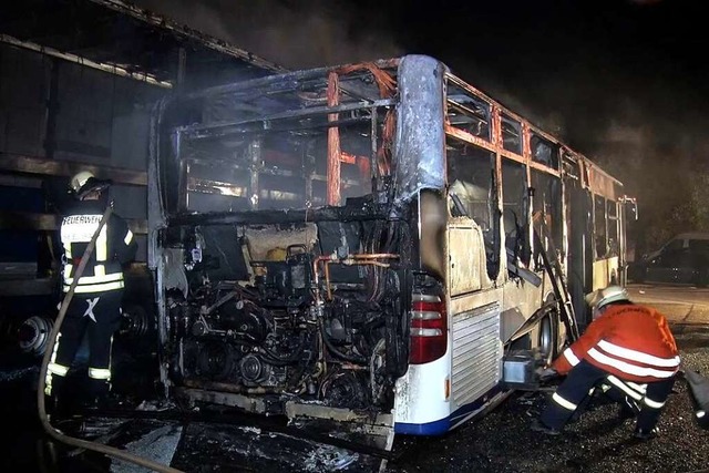 In der Nacht zum Sonntag ist in Seelbach ein Bus ausgebrannt.  | Foto: Wolfgang Knstle