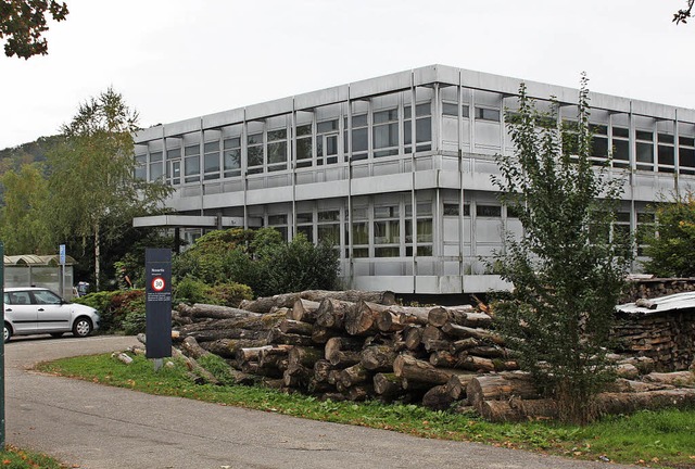Laut Stadtverwaltung eignet sich das N...s-Schulungsgebude gut fr Brorume.   | Foto: Gerd Leutenecker