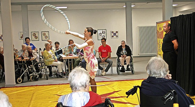 Jenni Frank zeigte diverse Kunststcke mit einem und mehreren Hula Hoop-Reifen.  | Foto: Petra Mann