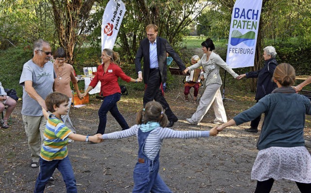 Auch Ringelreihen-Tanzen mit Baubrger... packt an&#8220;-Jahresabschlussfest.   | Foto: Rita Eggstein