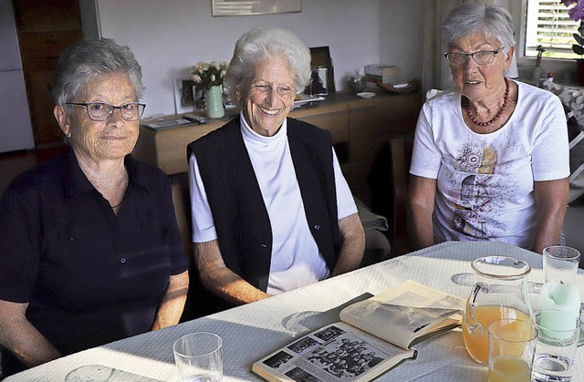 Ein Blick in ein kleines Fotoalbum mit... Anneliese Kramer viele Erinnerungen.   | Foto: Dieter Maurer