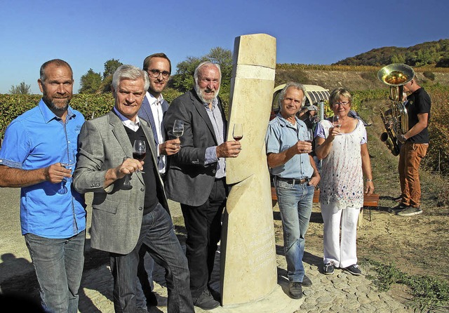 Andreas Kiefer, Vorsitzender  der Tour...die neue Stele  am Weinthemenpfad an.   | Foto: Herbert trogus
