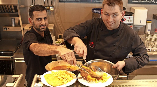 Hand in Hand arbeiten  Ahmed Salman (l...cker und das Team im Fricker&#8217;s.   | Foto: Andrea Wieland