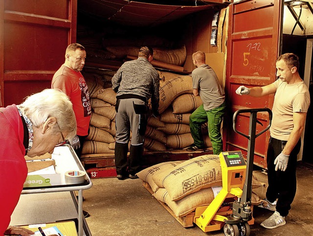 Die erste von zwei Kaffeelieferungen a...landeten im Lager des Dikome-Vereins.   | Foto: Fabry