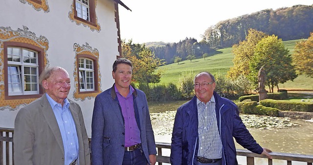Gustav-Adolf Schrder (von links), Br...d auf der Brcke vor dem Wasserschloss  | Foto: Johanna Hgg