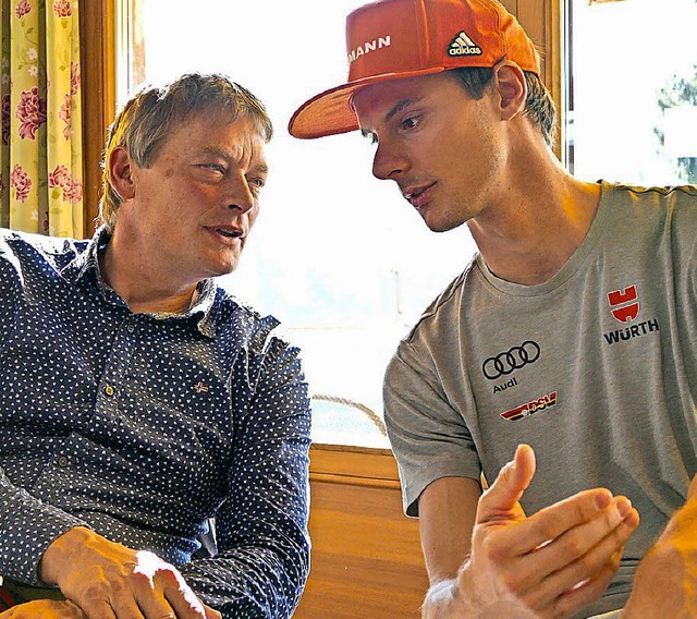 Fachsimpeln: Generalsekretr Joachim Hfker und Skispringer Andreas Wank   | Foto: Stellmach