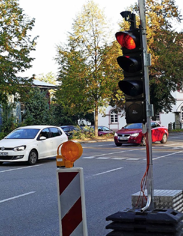 Die Ampel an der B 3  irritiert manche...ng her vorgeschriebene Fahrtrichtung.   | Foto: Langelott