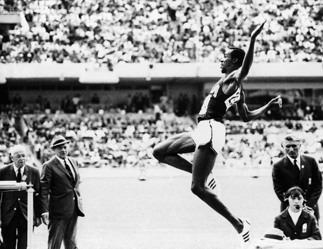 Bob Beamon bei seinem Jahrhundertsprun... hatte er noch Sex und trank Tequila.   | Foto: dpa