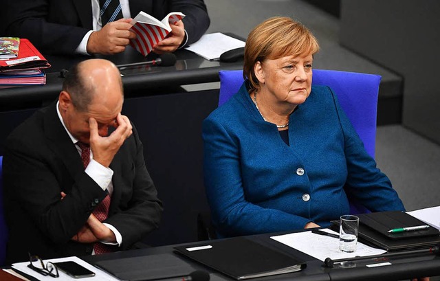 Bundeskanzlerin Angela Merkel (CDU) sitzt neben Vizekanzler Olaf Scholz (SPD).  | Foto: dpa