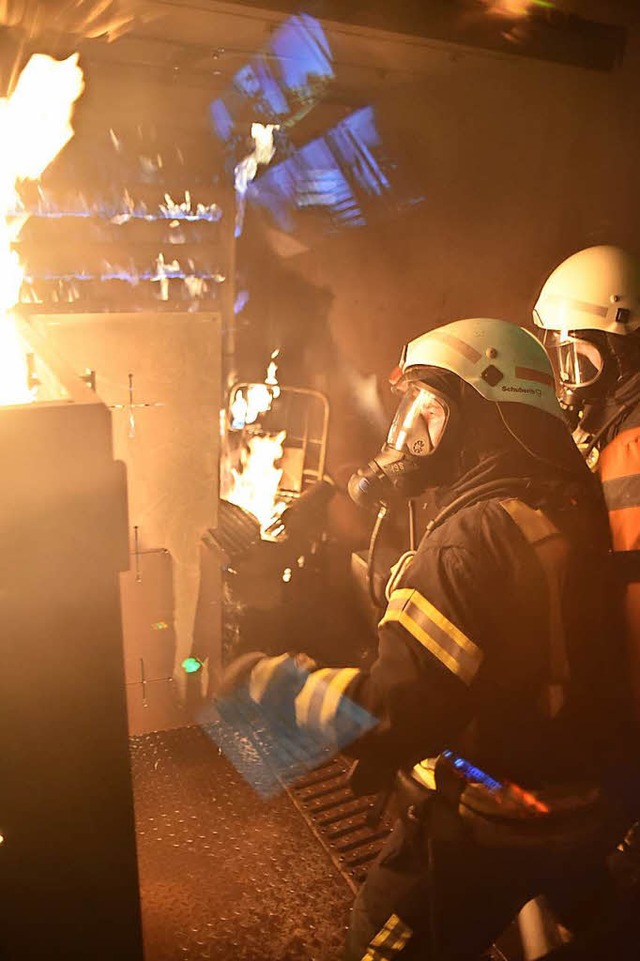 Acht Minuten in der Flammenhlle: Atem...ingen bei der bung fr den Ernstfall.  | Foto: Benedikt Sommer