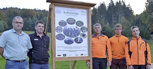 In Schweighausen haben (von links) Kur... das Kohlemeiler-Projekt vorgestellt.   | Foto: Beate  Zehnle-Lehmann
