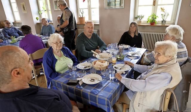 Zum ersten Mittagessen an Martas Tisch kamen rund 30 Hungrige.   | Foto: Christoph Breithaupt