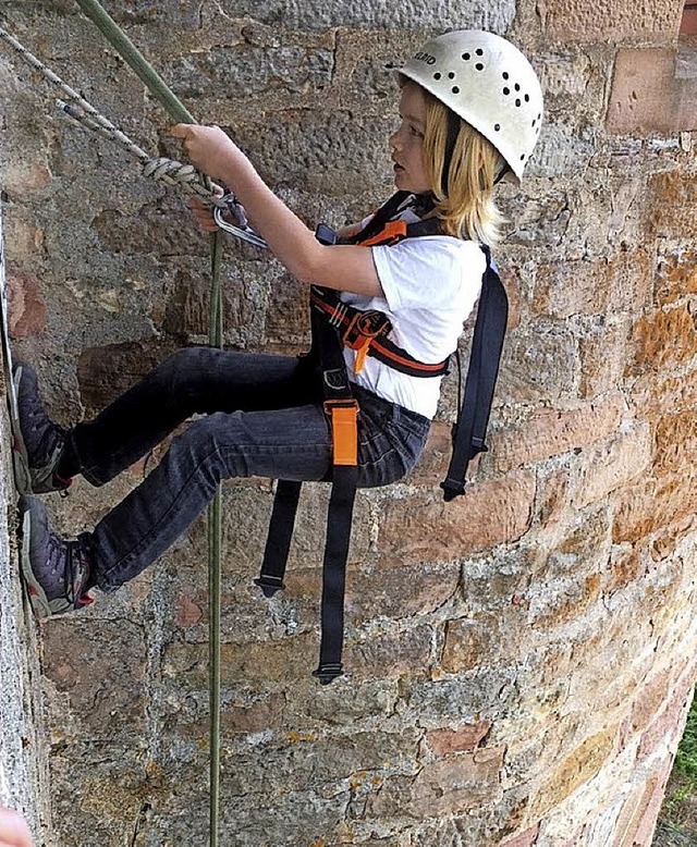 Das hat Spa gemacht, aber sicher auch...kribbelt: Abseilen von der Burgmauer.   | Foto: Privat