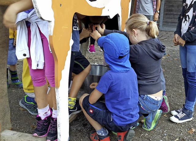 Ob da wohl was rauskommt? Kinder der H...gen melken im Mundenhof eine Holzkuh.   | Foto: Judith Ulrich