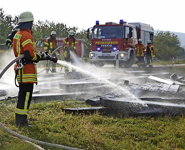 Brandeinsatz bei Leiselheim: Feuerwehr...ratenen hlzernen Eisenbahnschwellen.   | Foto: Roland Vitt