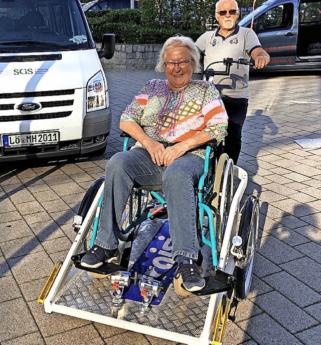 Spezialrad: Waltraud Buchholz beim Probesitzen  in einem Rollstuhltransporter  | Foto: SGS/Kollhoff