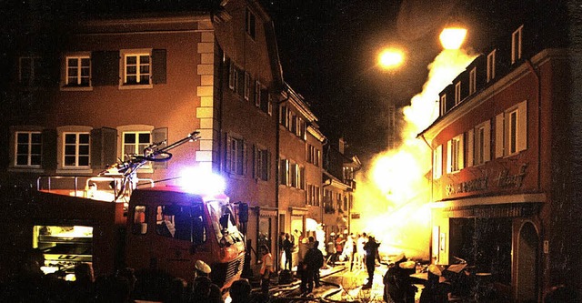 Meterhoch standen die Flammen, die das Sportgeschft zerstrten.   | Foto: privat