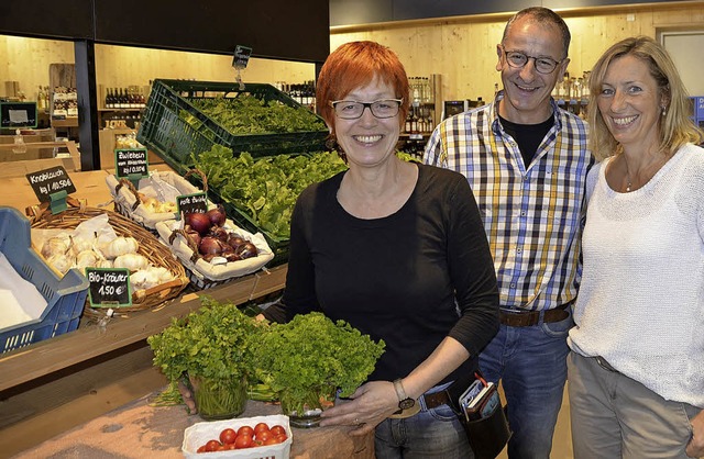 Marktleiterin Sabine Leppert (links) u...rktscheune, Brigitte und Ulrich Mller  | Foto: hr