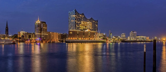 Nachtaufnahme: Die Elbphilharmonie pr...ilhouette der Hafencity in Hamburg.     | Foto: violess (photocase.de)