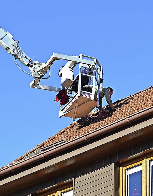 Mit Hilfe eines Kranwagens wurde am Sa...wehrgertehaus in Rtenbach montiert.   | Foto: Liane schilling