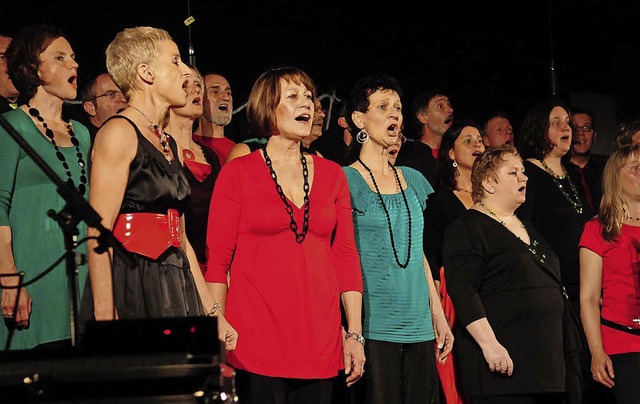 Singen ohne Notenblatt: Der Chorus del...t Marianne Drflinger (rotes Oberteil)  | Foto: Ulrike Derndinger/Wolfgang Knstle