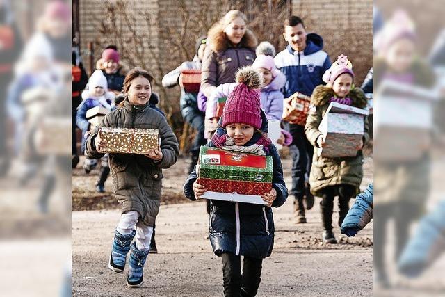 Weihnachtsgeschenke in Schuhkartons