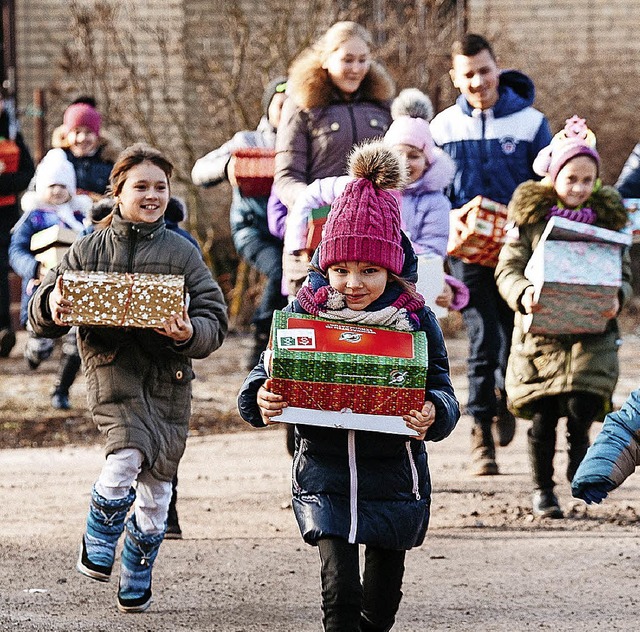 Freudig nahmen im vergangenen Jahr  Ki...n der Ukraine die Geschenke entgegen.   | Foto: Privat