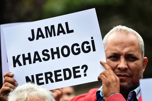 Wo ist Jamal Khashoggi&#8220;, fragt dieser Demonstrant in  Istanbul.   | Foto: AFP