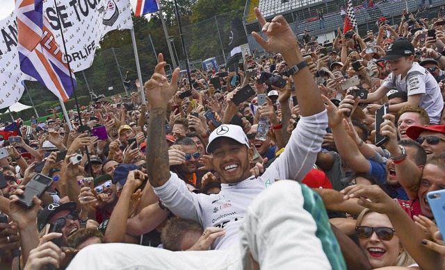 Bad in der Menge: Lewis Hamilton lsst...em Sieg in Monza im September feiern.   | Foto: AFP