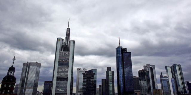 Blick auf Frankfurts Bankentrme &#821...len eine zentrale Rolle in der Affre.  | Foto: dpa