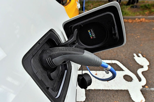 Wechsel zum Strom: Elektroautos gibt e...hen auch auf dem Gebrauchtwagenmarkt.   | Foto: Hendrik Schmidt (dpa)