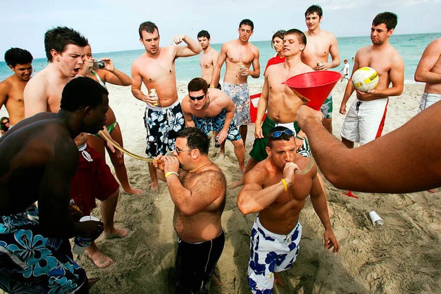 US-Studenten bei Trinkspielen am Stran...eutschen Studierenden immer beliebter.  | Foto: ROBERTO SCHMIDT