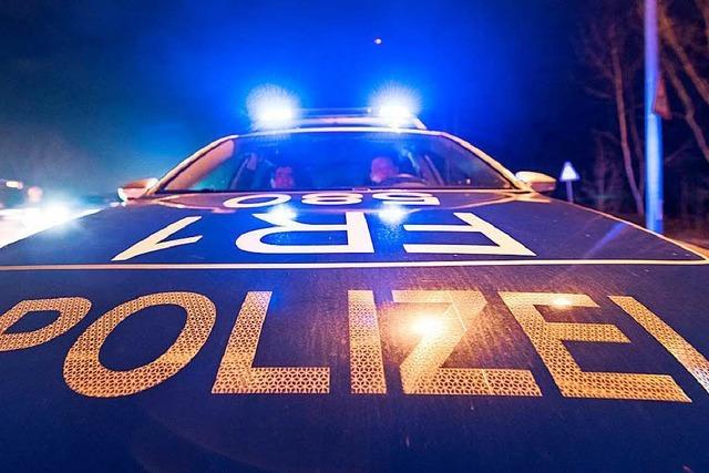 Frau berrascht Einbrecher in ihrer Wohnung