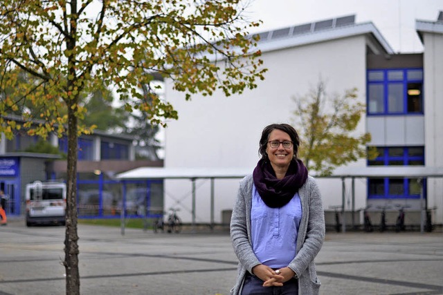 Elke Hofmann vor der Gemeinschaftsschule am Brgle  | Foto: Kathrin Blum