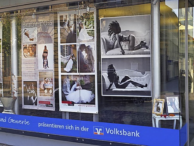 Volksbank-Schaufenster mit Hochzeits- und Aktfotos.  | Foto: Walser