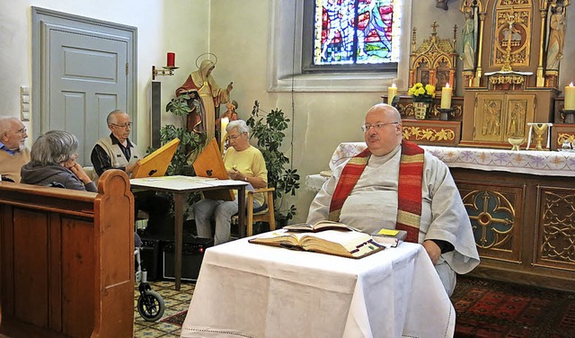 Den Gottesdienst im Alten- und Pflegeh...rn auf ihren Tisch- oder Zauberharfen.  | Foto: Erhard Morath
